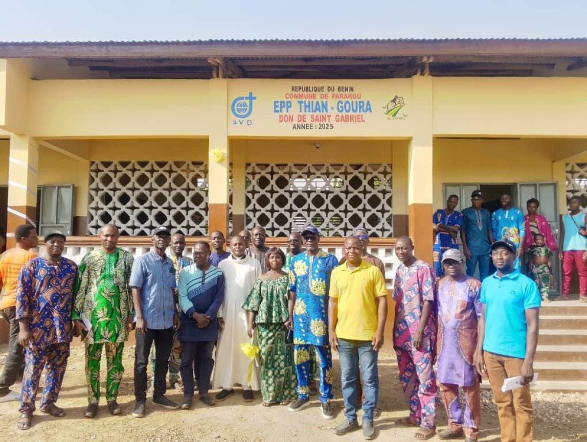 Le Maire de Parakou inaugure un module de 3 salles de classe à THIAN GOURA, un don de Saint Gabriel.