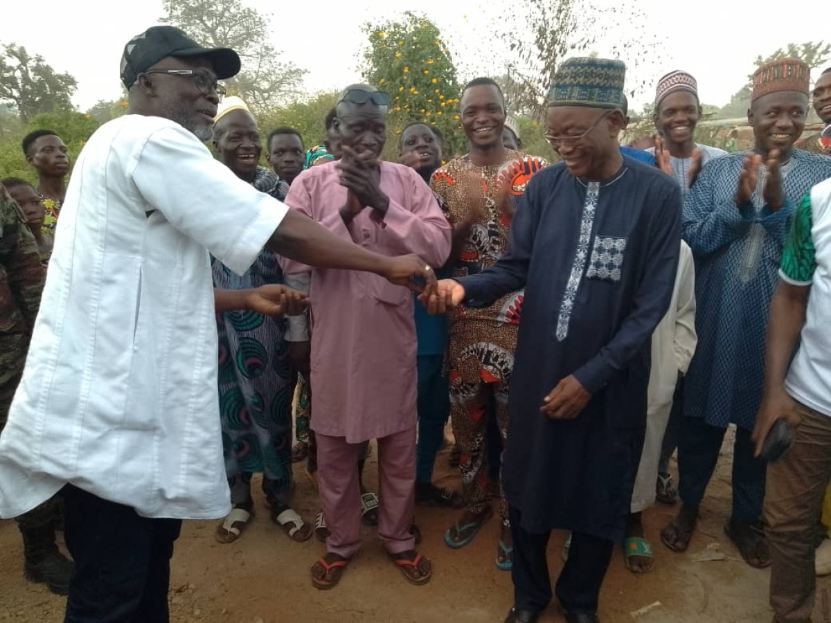 Le Maire Inoussa ZIME CHABI et les responsables de l'Association Palmier réceptionnent des infrastructures à Ganou, Thian Goura et Tourou Monnon.