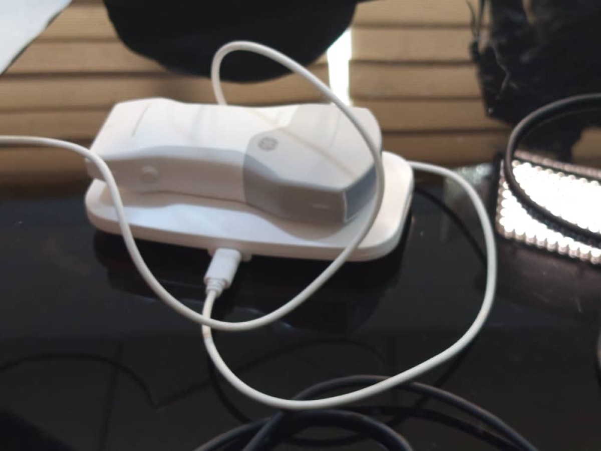 Don d'un Échographe portatif de L'Association Orléans- Parakou : Inoussa ZIMÉ CHABI reçoit un bijou technologique pour le CHUD.