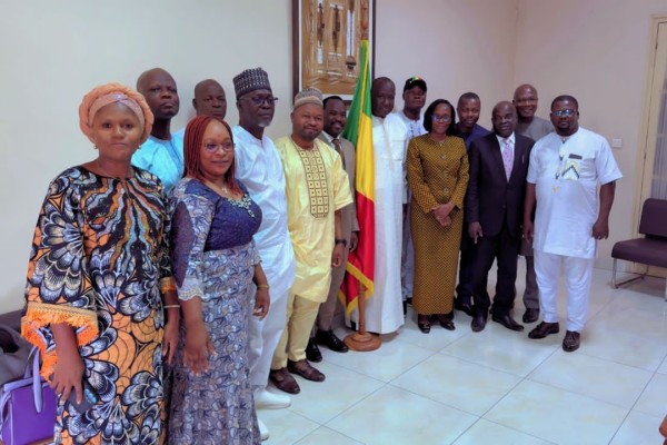 Visite officielle à Dakar : Le Maire de Parakou plaide pour une Afrique unie autour des Jeux Olympiques de la Jeunesse 2026.